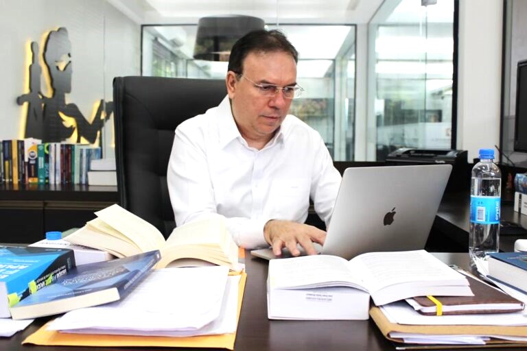 Presidente da OAB Amazonas, Jean Cleuter Mendonça, lança obra literária 2 jean cleuter 768x512 1