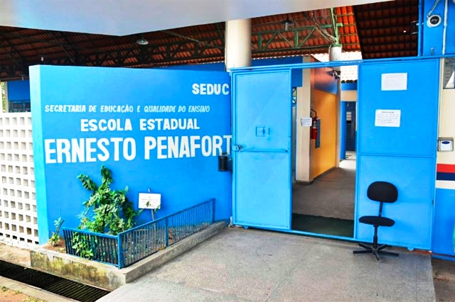 UM OLHAR SENSORIAL SOBRE A INFINIDADE AZUL-POÉTICA E A POIÉSIS DE ERNESTO PENAFORT 7 Escola Ernesto Penafort