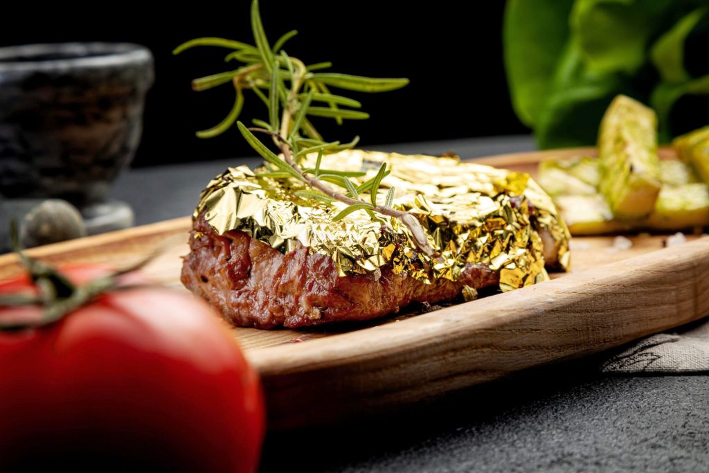 politico que come carne com ouro