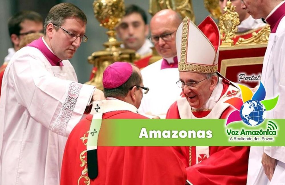Dom Sérgio Eduardo Castriani, no Vaticano, com o Papa Francisco - Foto: Divulgação/PVA.