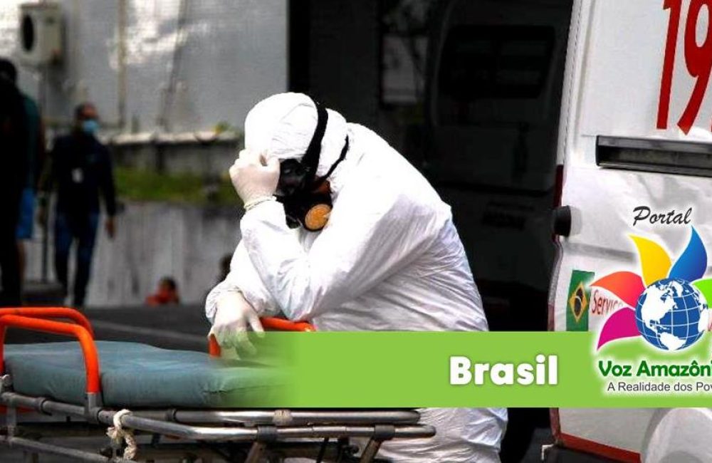 Profissional do Samu aguarda atendimento com paciente com covid-19 dentro da Ambulância na frente do Hospital e Pronto Socorro 28 de Agosto, em Manaus (AM) - Foto: Edmar Barros / Divulgação/PVA